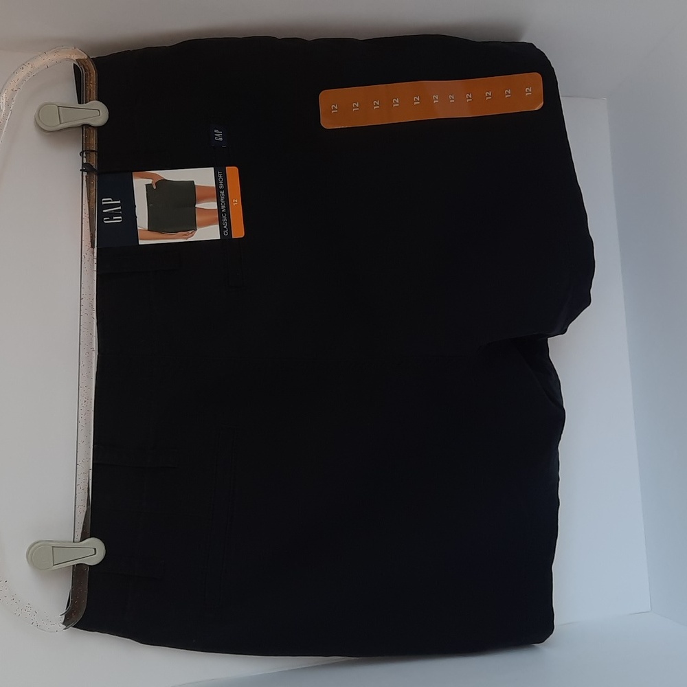 GAP Women's Classic Midrise Shorts In True Black, 5 Inch Inseam